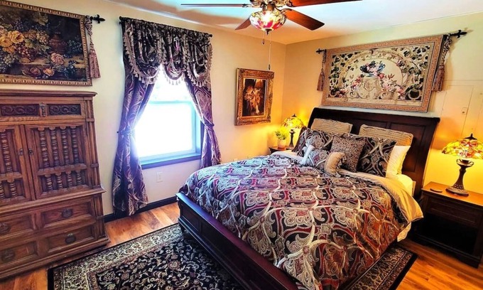 Old Town Apartamento | The Sovereign Suite - Cozy/Convenient/Home Theater