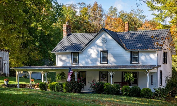 Warrensville Otro | The Spring House, 1842 Farmhouse