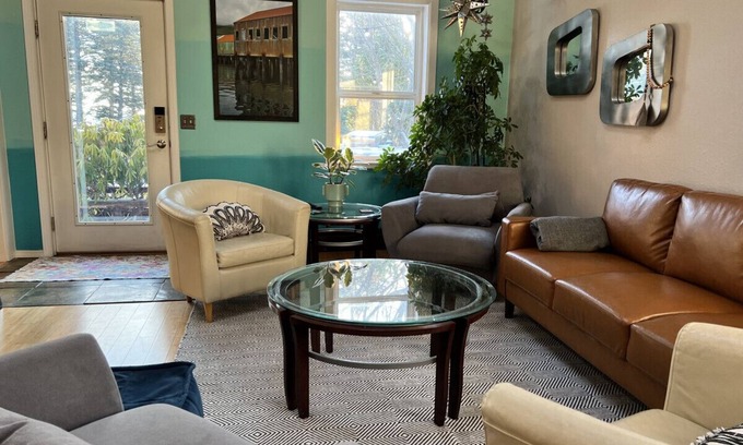 Kodiak Casa | The Spruce Cape Collective - House w/Fireplace