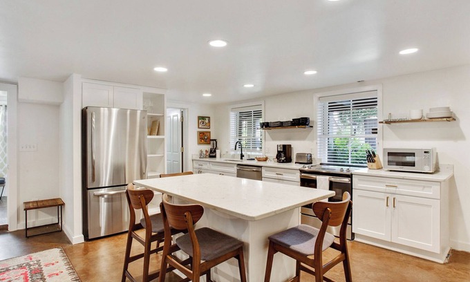 Metropolitan Apartamento | The Squares of Savannah: Chic Modern Apartment on Forsyth by Lucky Savannah