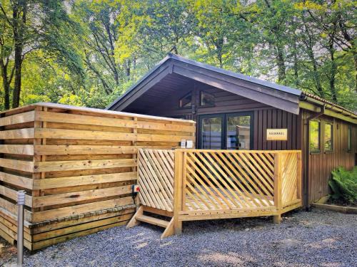 Llanybri Cabina | The Squirrel Lodge - Hot Tub - Pet Friendly - Pembrokeshire-Tenby