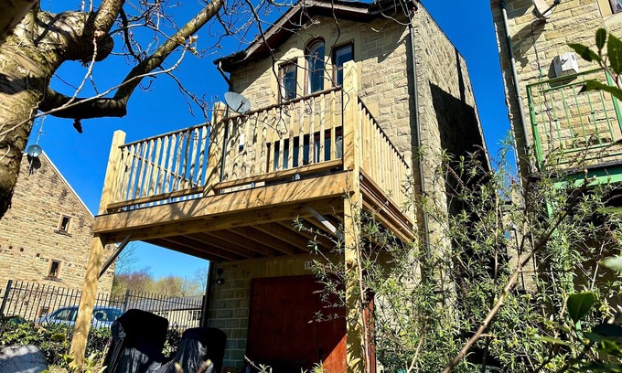 Wadsworth Cabaña | THE SQUIRRELS, family friendly, with a garden in Hebden Bridge