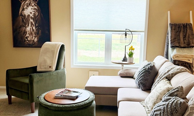 Redmond Otro | The Stable Inn - Charming Country Retreat in Redmond with Hot Tub