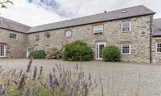 Bryngwran Cabaña | The Stables - sleeps 8 guests in 3 bedrooms