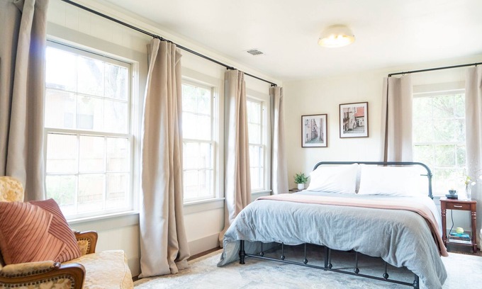 Granbury Casa | The Stone Cottage - Next to square, beach & more!