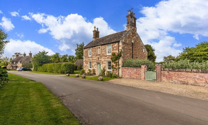 Medbourne Casa | The Stone House - Hot Tub Packages Available