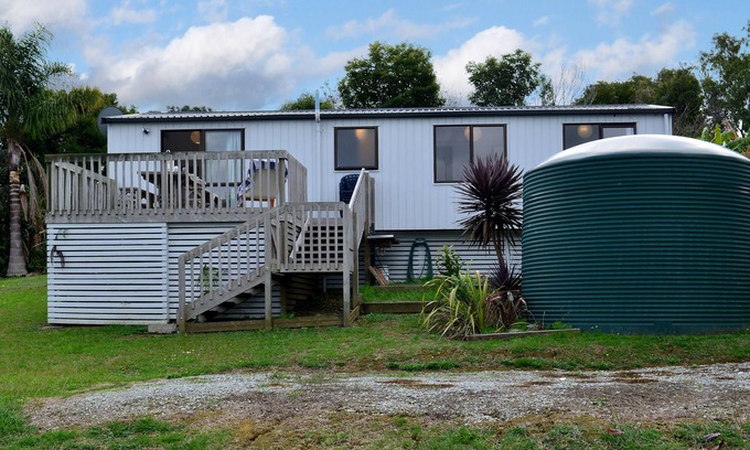 Doubtless Bay Cabaña | THE STOWAWAY - HIHI HOLIDAY HOME, pet friendly, with a garden in Hihi