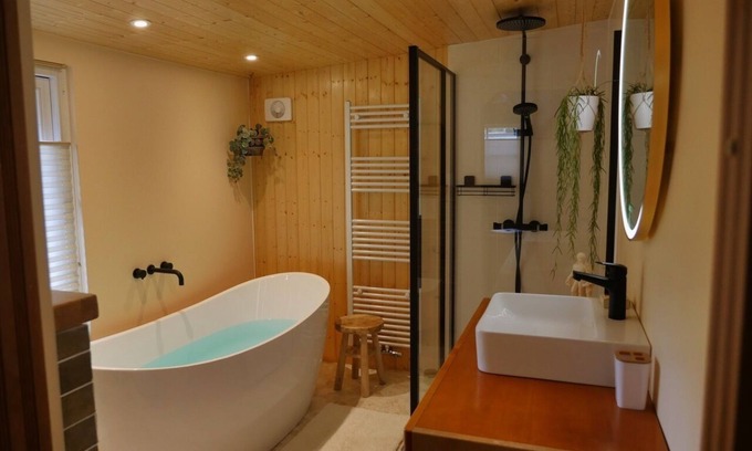 Diessen Chalet De Esquí | The Sunbird Inn, with luxury bathroom in quiet resort with many amenities