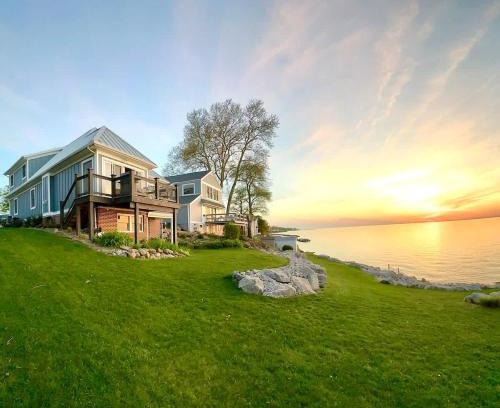 Geneva-on-the-Lake Casa | The Sunset Cottage - Lakefront with Private Beach