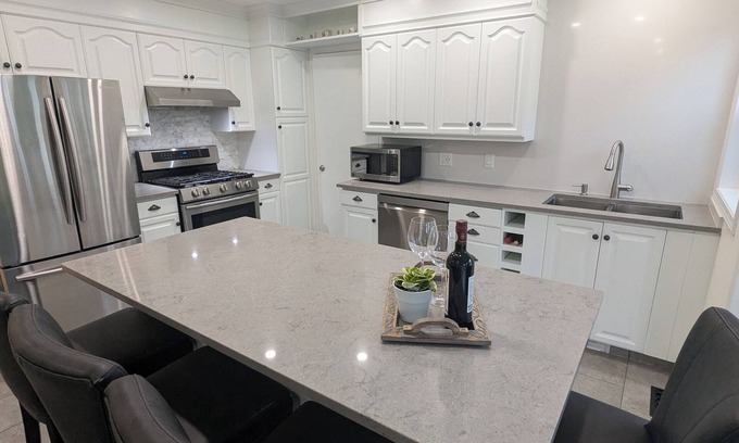 South Pandosy Casa | The Sunshine House | Near Beaches And Wineries!