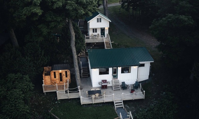 Bridport Cabina | The Tacklebox: Lakeside Treehouse with Sauna & Hot Tub