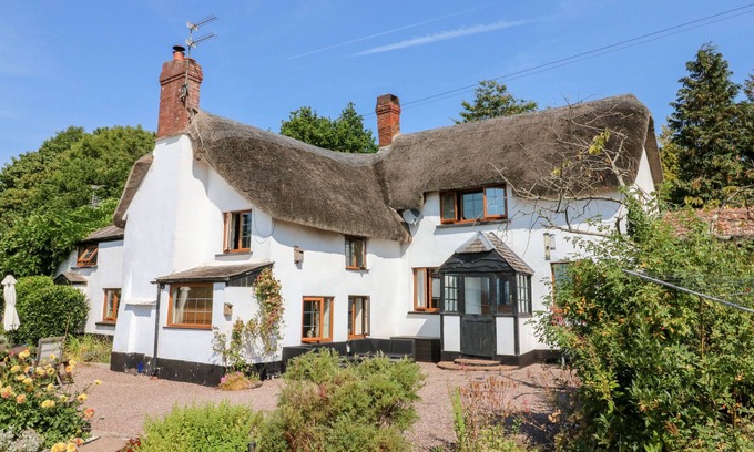 Crediton Cabaña | THE THATCHED COTTAGE, pet friendly, with hot tub in Crediton