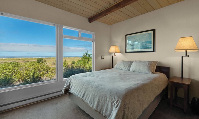 Seaside Apartamento | The Tides by the Sea - Entire rental unit in Seaside, Oregon, United States
