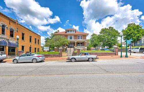 Siloam Springs Casa | The Uptown Suite at The Historic Connely Harrington