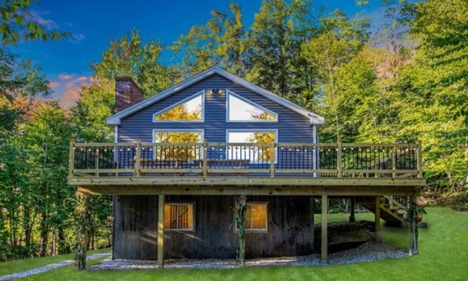 East Dorset Chalet De Esquí | The Vermont Hideaway. Cozy up in this newly remodeled chalet.