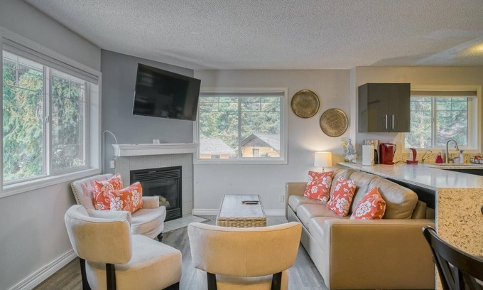 Harvie Heights Casa | The View Tub- hot tub, free parking, view, king bed, AC, 2BR, sleeps 6