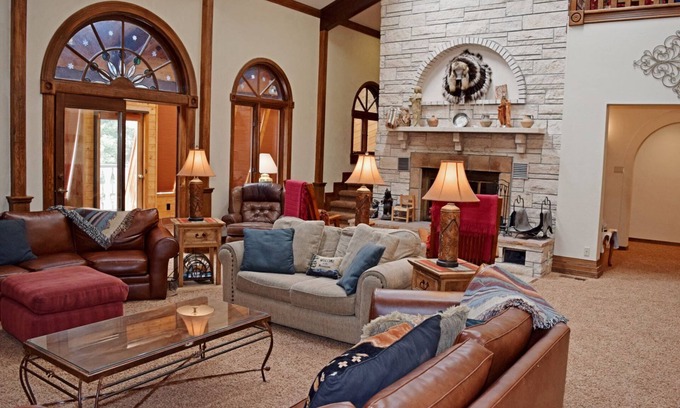 Red River Casa | Ideal para grandes grupos, en la ciudad, lavadora / secadora, acceso al garaje, cocina al aire libre