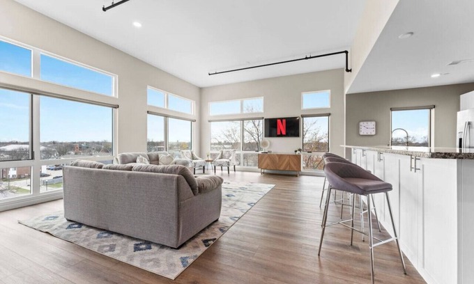 Wyandotte Apartamento | The Loft: Ático con piscina, gimnasio, 2 balcones para 9 personas