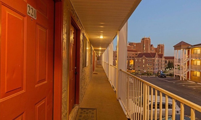 Tallahassee Condominio | The Ward - Resort Style Gameday Condo