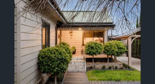 West Albury Casa | The Weeping Elm - Large and Spacious