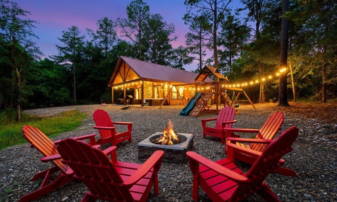 Hochatown Cabina | The White Buffalo Lodge · Nature's Playground | Hot Tub, Creek & Arcade Game