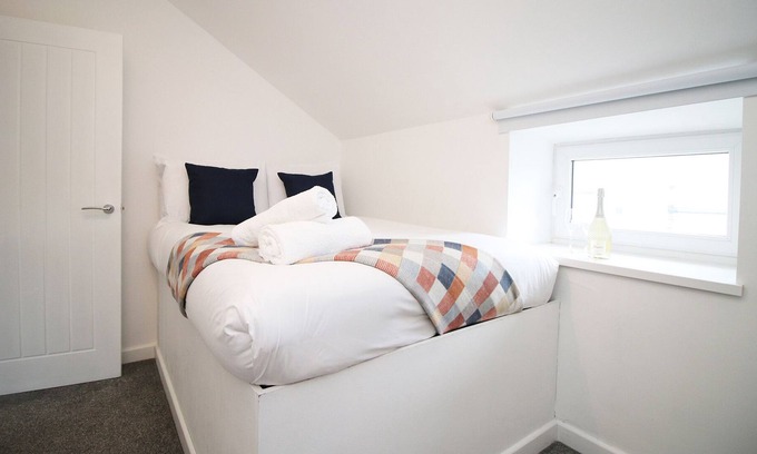 Hirwaun Casa | The White House by Tŷ SA