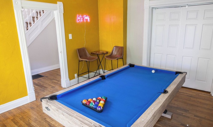 Champaign Casa | The White House - Close to campus + downtown - lots of room for everyone