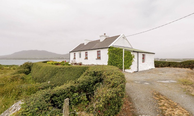 Inishnee Cabaña | THE WHITE HOUSE, country holiday cottage in Roundstone, County Galway