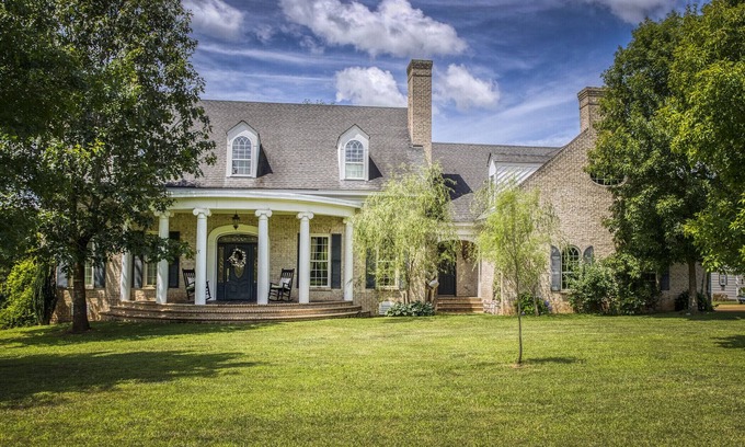 Drakes Branch Casa | La casa Blanca; ubicado en las estribaciones del valle de Shenandoah.