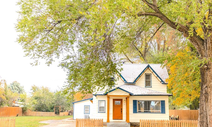 Paonia Casa | The White House on Niagara - Only 1 block from downtown with an orchard view!