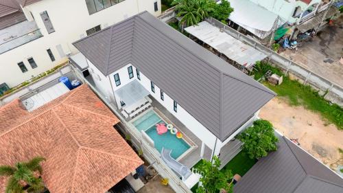 Na Kluea Villa | The White House Pool Villa Pattaya