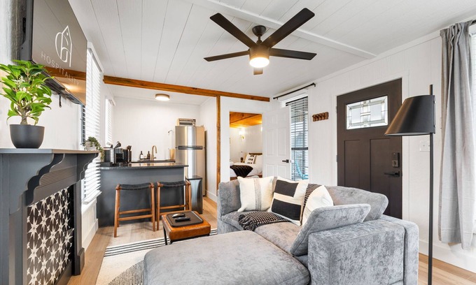 Creola Cabina | The White Lantern + Pickleball Court l Hot tub