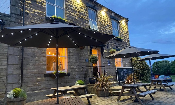 Yeadon Casa | The White Swan