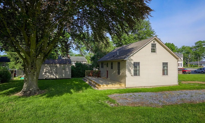 Bausman Casa | The Willow Street Cottage / close to Willow Valley / 2 bed / 1 bath