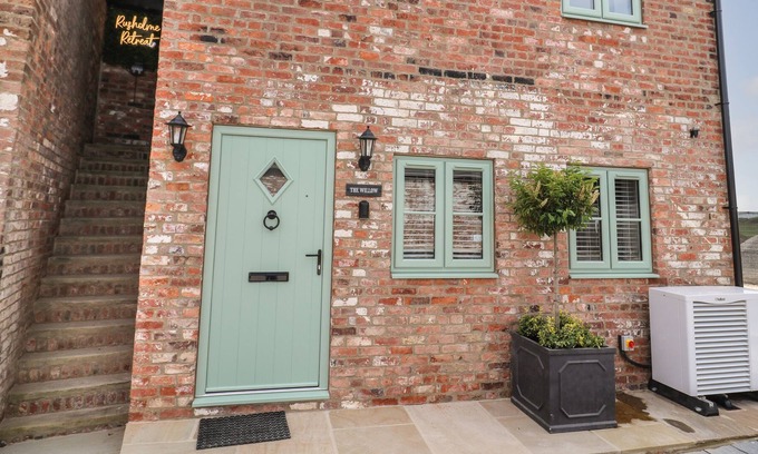 Selby Cabaña | THE WILLOW, with hot tub in Drax, North Yorkshire