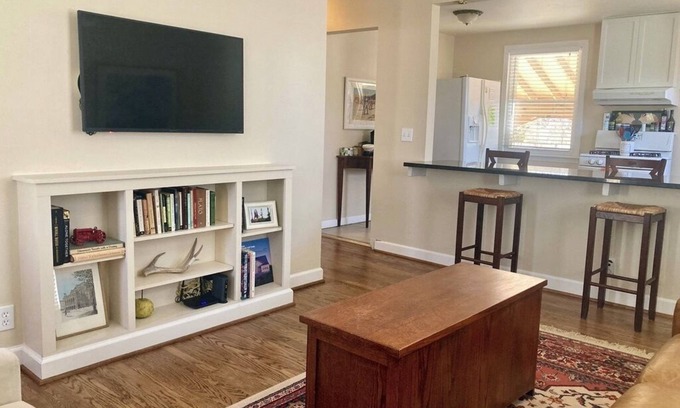 Woodbine Casa | The Woodbright - Cozy Digs - Easy Access to City - Pet Friendly