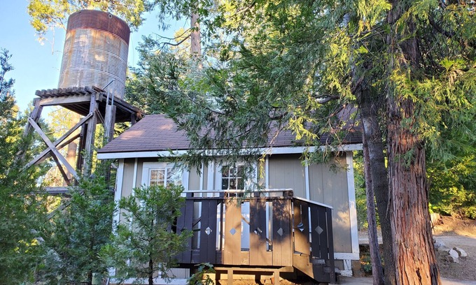 Twin Peaks Cabina | The Writer's Retreat at The Twin Peaks Lodge