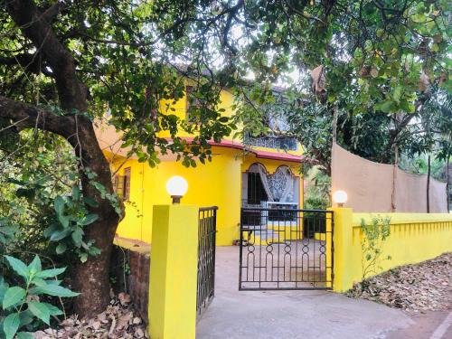 Mandrem Casa | The YelloMello House 1BHK fast Wi-Fi AC Pet-Friendly Cosy Cottage