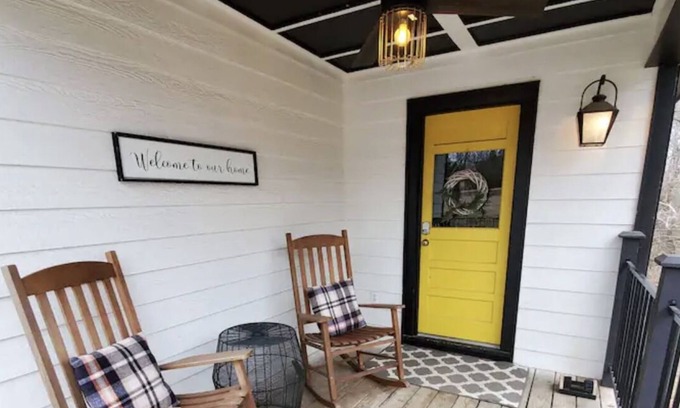 Broken Arrow Otro | The Yellow Door - Secluded Farmhouse on 20 acres