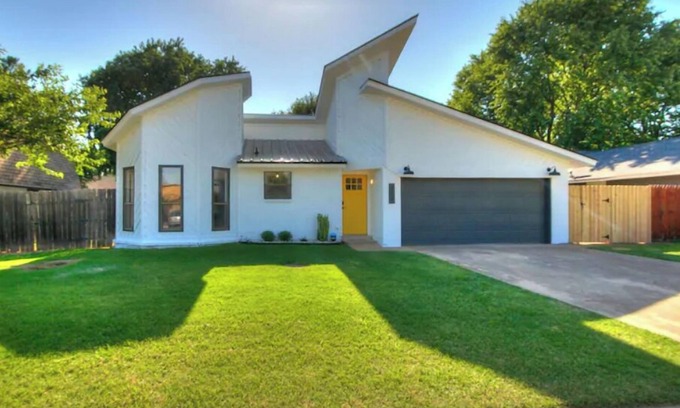 Norman Casa | The Yellow Door - West Side Norman Retreat & Pool