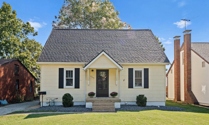 Waterloo Casa | The Yellow Haus, 3 bedrooms, close to downtown Waterloo!