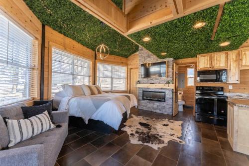 Bryant Apartamento | The Yurt at Paradise Pointe with a hot tub fire pit & Grill