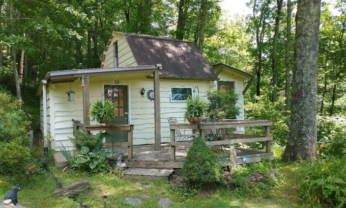 Highlands Casa | The Zen Den Guest Suite on Loma Linda Farm Location and Comfort, Highlands, NC