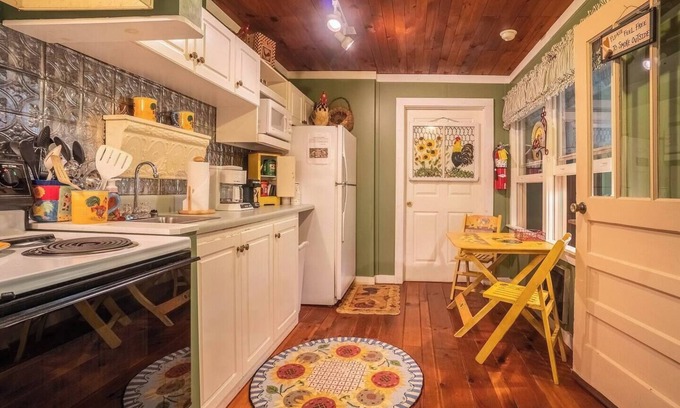 Clarkesville Cabina | Theda Mae's Sunflower Suite-#1