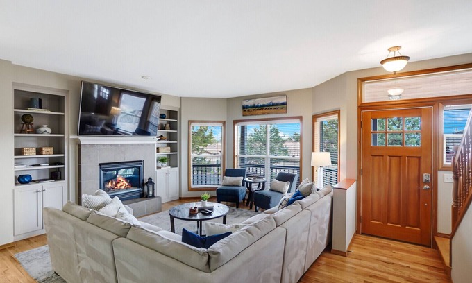 Redmond Casa | TheNest @Eagle Crest! Your gateway stop to R&R: Private Hot tub, deck & patios