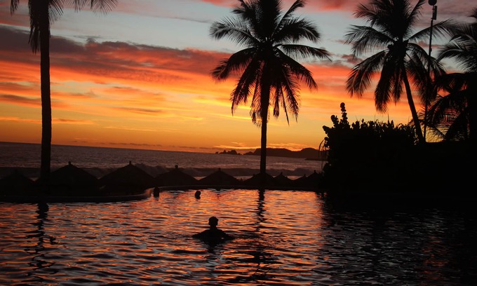 Ixtapa Condominio | Esta Unidad es 2200sf pasos de la playa e incluye impresionantes vistas del atardecer.