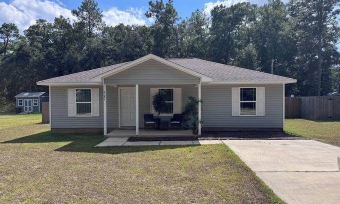 Milton Casa | This adorable 3 bedroom, 2 bath home is located in the heart of Milton, Florida.