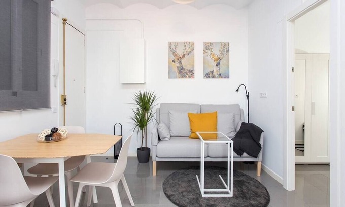La Bordeta Apartamento | This apartment is a 2 bedroom(s), 1 bathrooms, located in Barcelona, Catalunya.