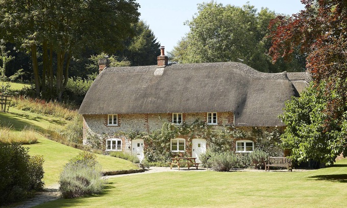 Ebbesborne Wake Cabaña | This beautiful 300-year-old detached thatched cottage nestled within the stunning Cranborne Chase.