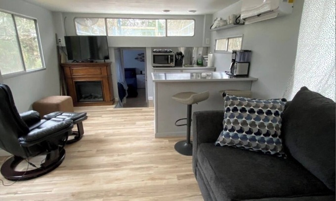 Elberton Alquiler De Eote | This Boat Don't Float! A Refurbished 50 ft House boat